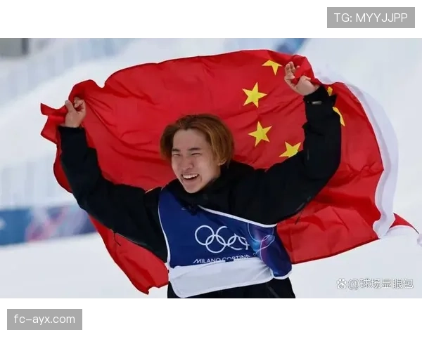 苏翊鸣这日常和赛场判若两人，简直像跑错片场的豪门贵公子